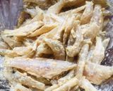 Hình bước làm 1 của món Cá cơm rim mặn ngọt