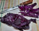 Foto del paso 1 de la receta: Repollo morado con espárragos y algo más.