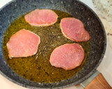 Foto del paso 2 de la receta: Filetes de cerdo en salsa de tomate y pimientos con patatas