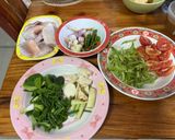 รูปขั้นตอนการทำที่ 1 ของ ต้มส้มปลาทับทิมใส่ใบมะขามอ่อน