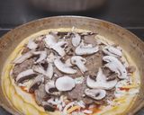 عکس مرحله 4 از دستور پیتزا قارچ و گوشت