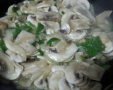 Foto del paso 3 de la receta: Lubina al horno rellena de champiñones en su salsa