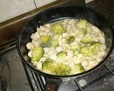Foto del paso 2 de la receta: Pastas, pollo al ajillo, bechamel y brocoli