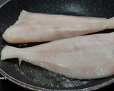 Foto del paso 2 de la receta: Calabacín relleno de pescado y taquitos de jamón, para comer en frío