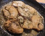 Foto del paso 9 de la receta: Pollo a las finas hierbas con una salsa de chile Chilhuacle