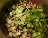 Foto del paso 3 de la receta Alubias pintas, con acelgas y salchichas frescas