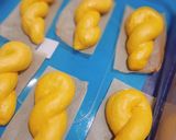 Foto langkah ke 3 dari resep Donat labu kepang montok 😆.