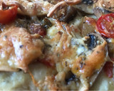 Foto del paso 6 de la receta: Pizza cuadrada con champiñones, cherrys, y 4 quesos