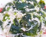 Hình bước làm 4 của món Canh rong biển khô nấu nấm kim châm và thịt bằm