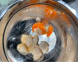 A picture of step 1 of Sautéed scallops with roe sauce.