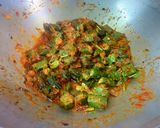 A picture of step 4 of Dahi Bhindi.