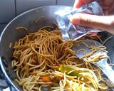 A picture of step 4 of Mushroom chowmein.