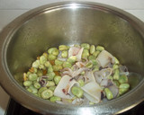 Foto del paso 5 de la receta: Arroz caldoso de calamares y habas