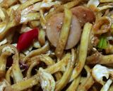 Foto langkah ke 2 dari resep Mie goreng sosis.