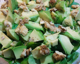 Foto del paso 3 de la receta: Ensalada de canónigos, aguacate y nueces