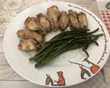 Foto del paso 2 de la receta: Alitas de pollo con espárragos salteados