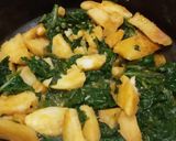 A picture of step 3 of Spinach and potato dry curry.