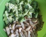 Foto langkah ke 1 dari resep Tumis Brokoli Jamur (+tips brokoli hijau & tidak langu).