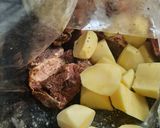 Foto del paso 3 de la receta: Tira de asado con papa y cebolla (al horno en bolsa)