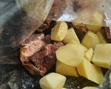 Foto del paso 3 de la receta: Tira de asado con papa y cebolla (al horno en bolsa)