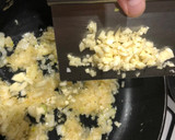 Foto del paso 4 de la receta: Muslos de pollo en salsa de cebolla y ajo