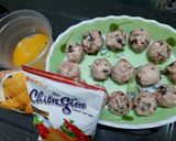 Hình bước làm 2 của món Trứng cút bọc thịt chiên xù