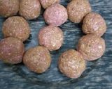 A picture of step 1 of Meatball curry in coconut #ThemeChallenge.