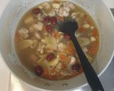 Foto langkah ke 5 dari resep Sup Ayam Kurma Merah Goji Berry.