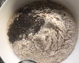 Foto del paso 1 de la receta: Cuernitos con harina integral y semillas