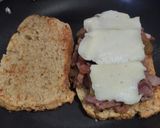 Foto del paso 6 de la receta: Sándwich🥙de carne🥩bbq🍯, cebolla🧅, pimiento🫑y queso🧀