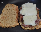Foto del paso 6 de la receta: Sándwich🥙de carne🥩bbq🍯, cebolla🧅, pimiento🫑y queso🧀