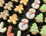 Foto langkah ke 9 dari resep Vanilla white cookies with icing sugar.