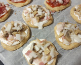 Foto del paso 2 de la receta: Mini pizzas de nata, bacon, champiñones y cebolla