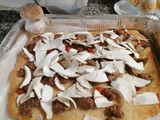 Pizza con salsiccia funghi porcini e Carpaccio di parmigiano