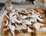 Foto del passaggio 6 della ricetta Pizza con salsiccia funghi porcini e Carpaccio di parmigiano