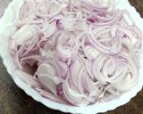 A picture of step 1 of Pyaz ke pakode.