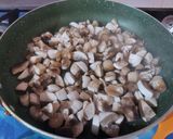 A picture of step 1 of Turai-Mushroom Curry.