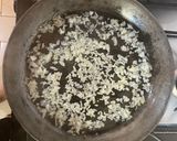 Foto del paso 2 de la receta: Salsa de hongos de pino
