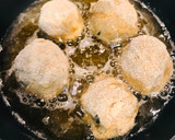 Foto del paso 3 de la receta: Croquetas de calamares en su tinta súper cremosas