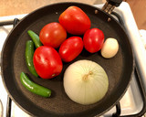 Foto del paso 1 de la receta: Salsa Asada de Chile Serrano (Molcajeteada)