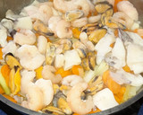 Foto del paso 4 de la receta: Merluza en salsa de marisco