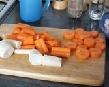 Csirkeaprólék leves - csirkelábból és farhátból recept fázis 1 fotója