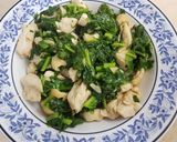 รูปขั้นตอนการทำที่ 2 ของ ผักเคลผัดอกไก่