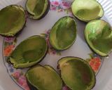 Foto del paso 1 de la receta Aguacates rellenos de berenjena y merluza