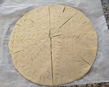 Foto del paso 3 de la receta: Pizza dulce con masa de galletas cubierta de chocolate y decorar a tu gusto