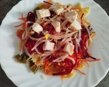 Foto del paso 6 de la receta: Ensalada de pajarita con pollo y maíz dulce, zanahorias, remolacha y brotes germinados. Eliges aliño
