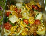 Foto langkah ke 4 dari resep Ayam Panggang dengan Bakso dan Sayuran.