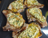 Foto del paso 3 de la receta: Chuletas de cerdo gratinadas con queso al aroma de limón