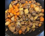 Une image de l'étape 3 de Noix de veau aux pommes de terre carottes et champignons au miel et vin blanc.