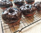Foto langkah ke 6 dari resep Donat Triple Cokelat.